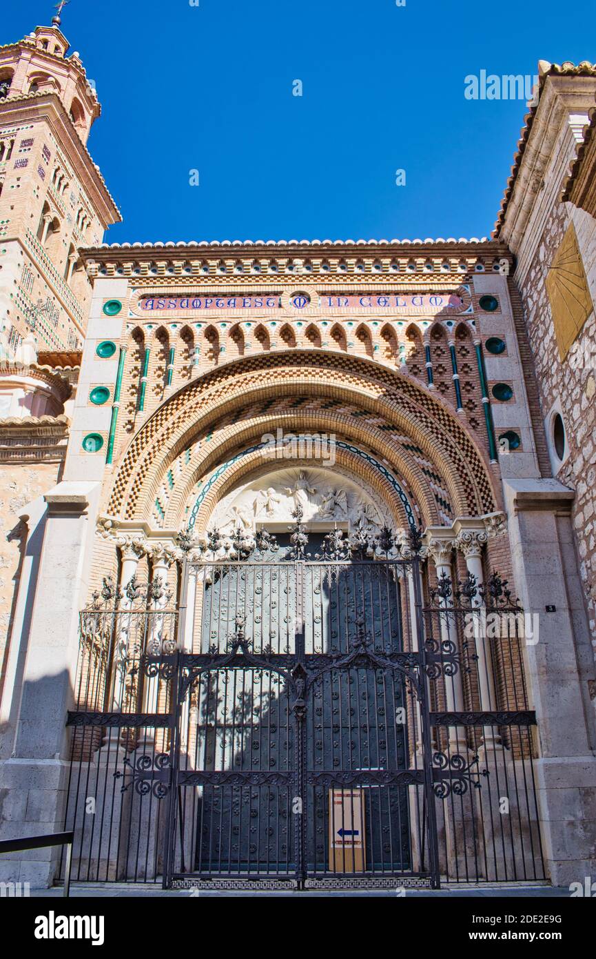Détail de la belle couverture de style mudejar et de l'arche de la cathédrale de Teruel, Espagne Banque D'Images