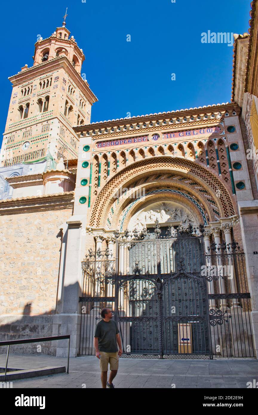 Promenade en face de la façade de style Mudejar de la cathédrale de Teruel, Espagne Banque D'Images