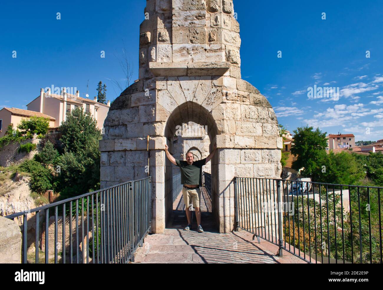 Posant dans le passage sous l'aqueduc médiéval de Teruel, Espagne Banque D'Images