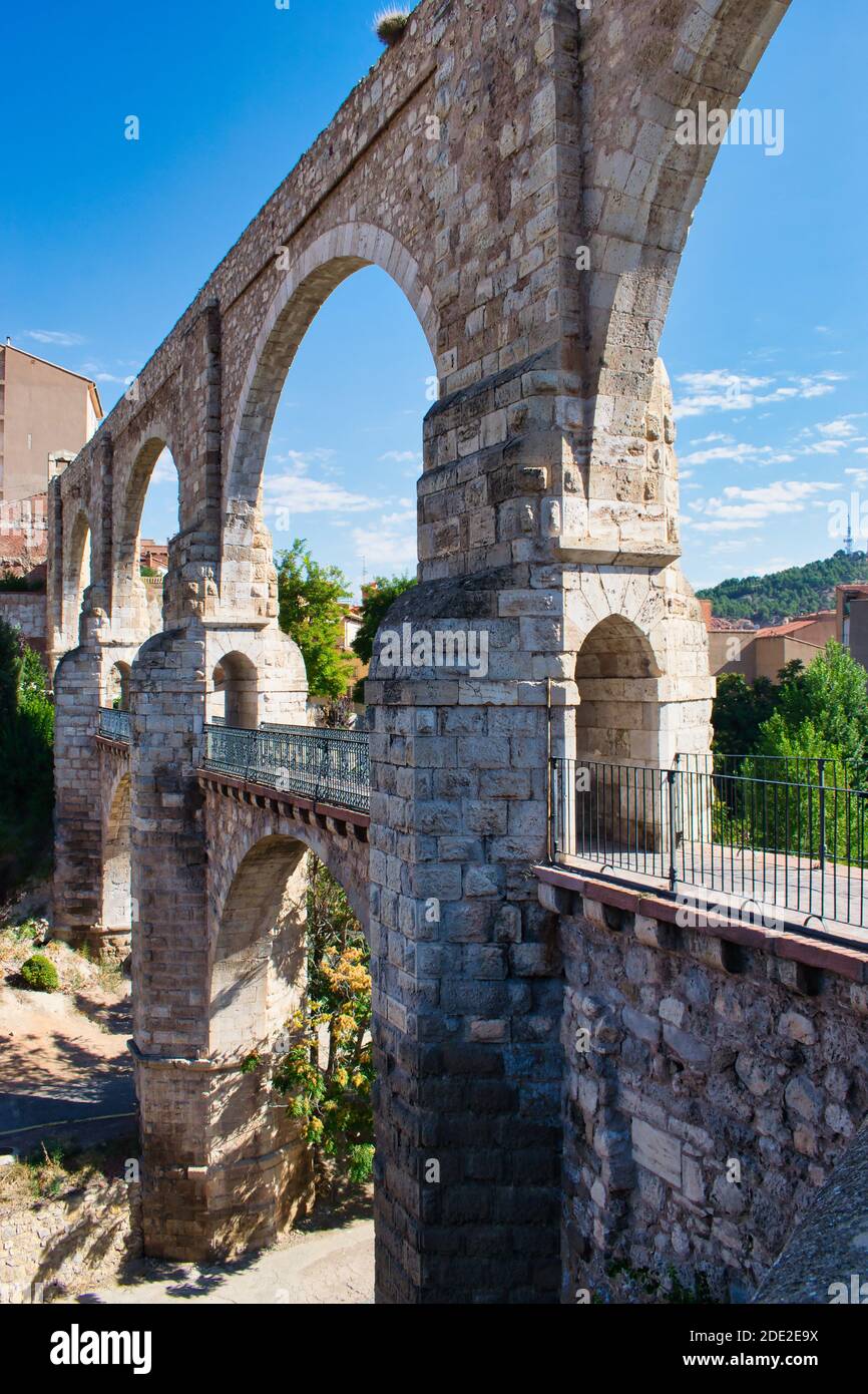 Le magnifique et magnifique aqueduc médiéval de Los Arcos dans la ville de Teruel, en Espagne Banque D'Images