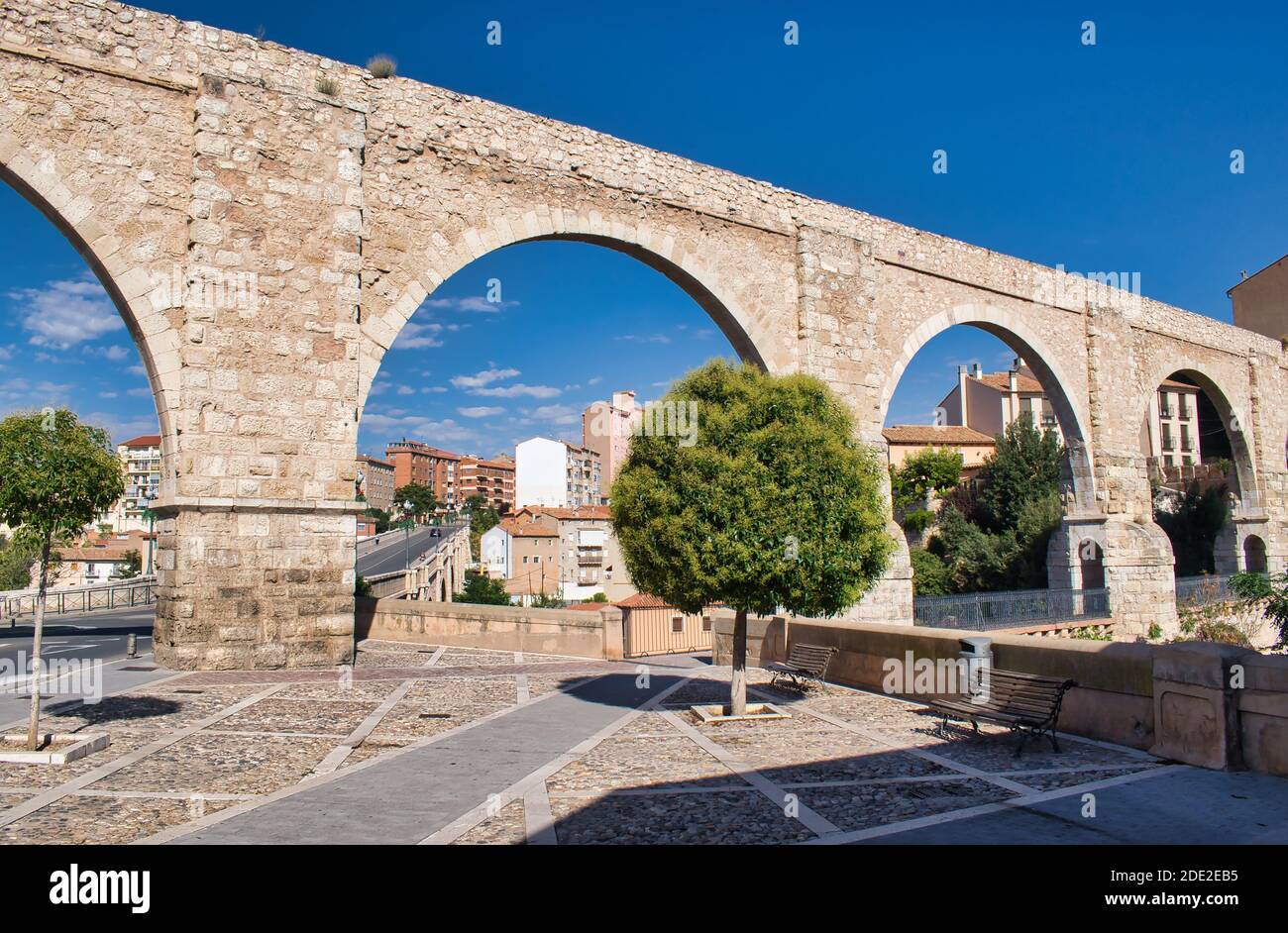 Vue sur l'aqueduc médiéval de Los Arcos à Teruel, Espagne. xvie siècle Banque D'Images