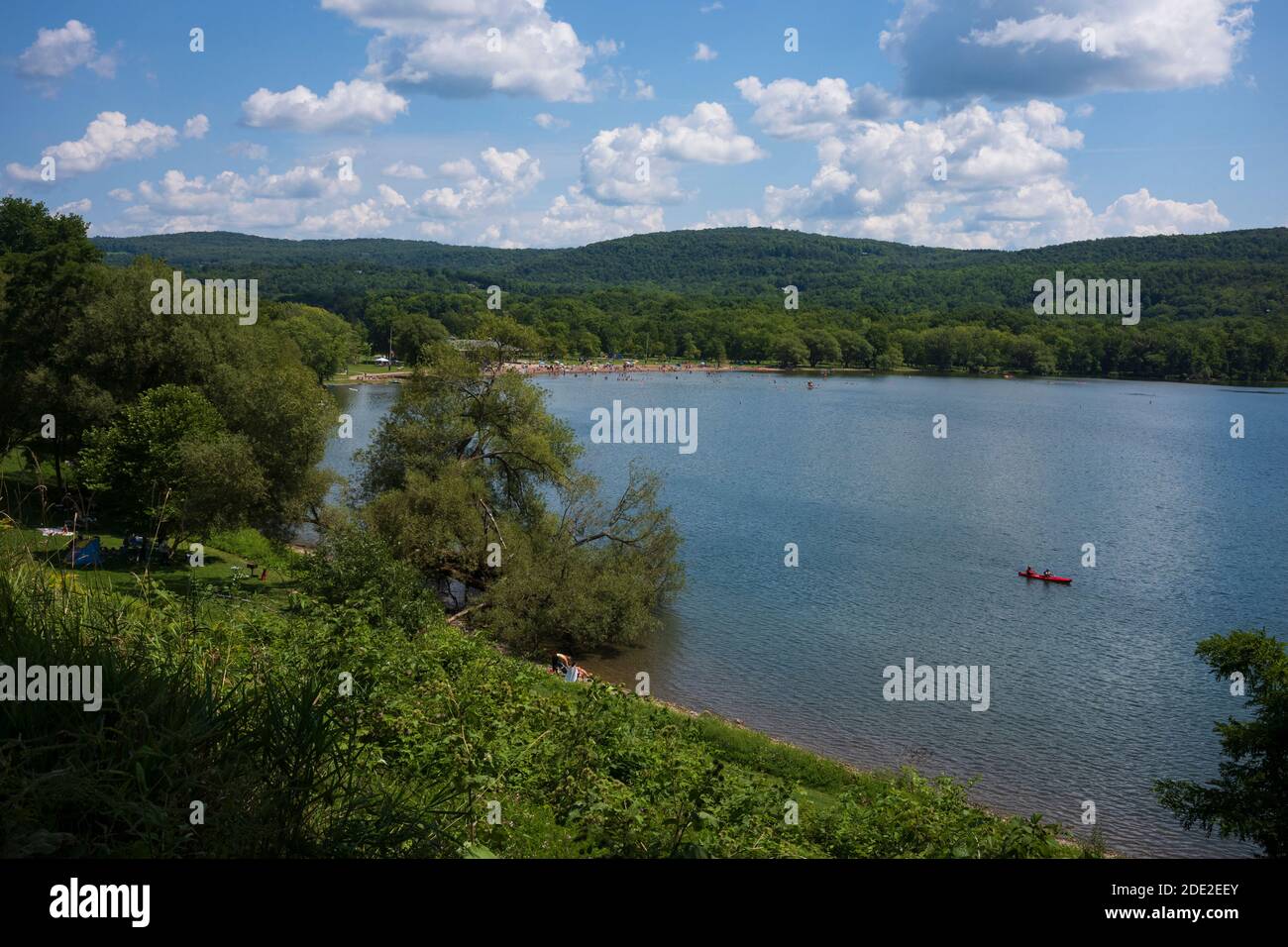 Cooperstown, NY/USA - 15 août 2020 : les foules affluent vers la plage du parc national de Glimmerglass, une destination estivale populaire, au lac Otsego pour échapper à la Banque D'Images