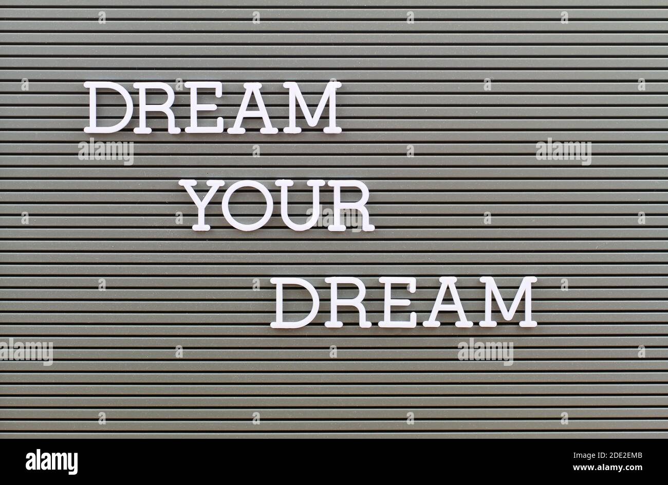 Rêvez votre rêve, texte écrit avec des lettres en plastique blanc sur un plateau métallique Banque D'Images