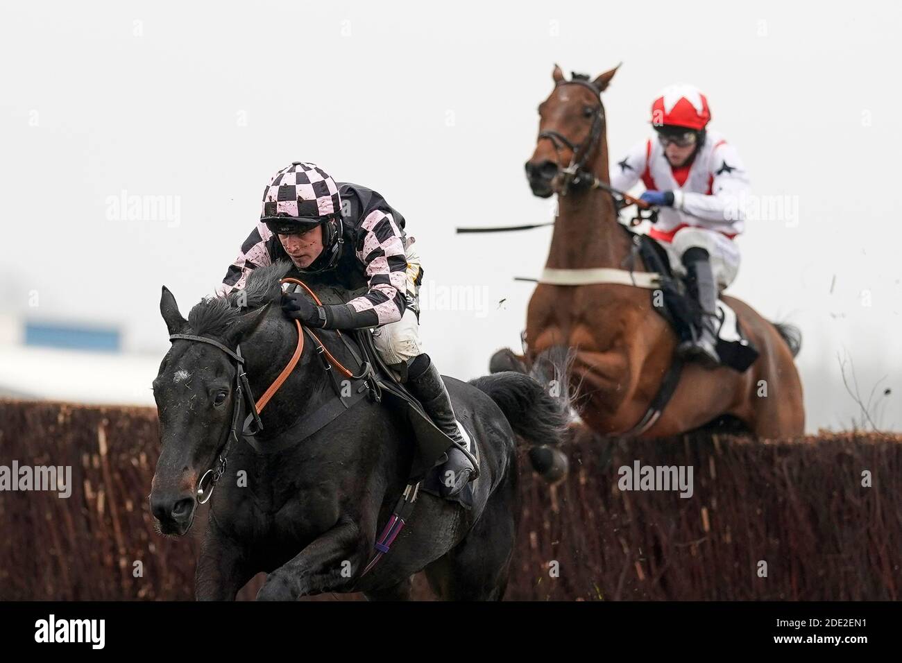 Cap du Nord, monté par Jack Tudor, remporte le dernier prix du Sir Peter O'Sullivan Memorial handicap Chase à l'hippodrome de Newbury. Banque D'Images