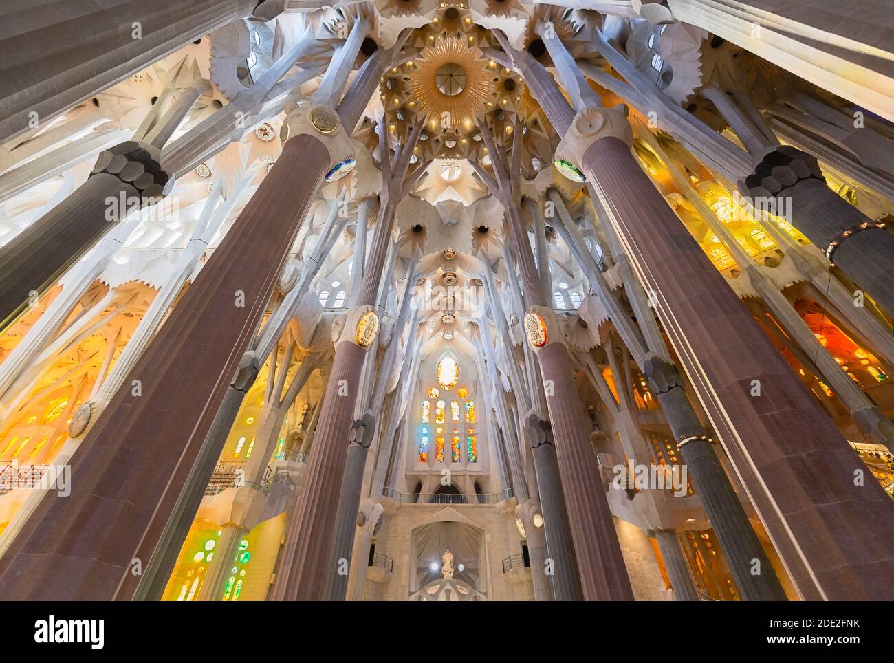 L'intérieur de la Sagrada Familia, la cathédrale conçue par Gaudi à Barcelone, Catalogne Banque D'Images