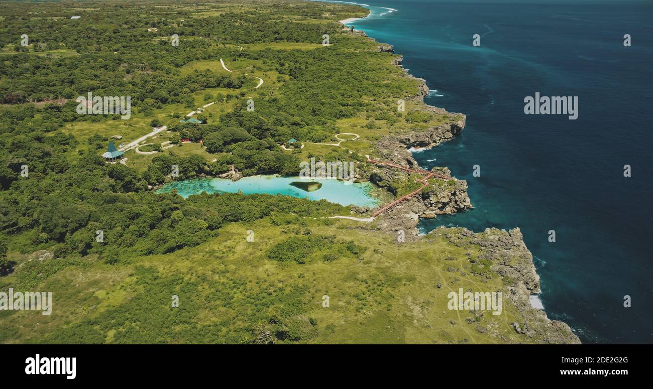 Lac d'eau d'émeraude dans la forêt tropicale verte de la ville historique de Weesuri à l'île de Sumba, Indonésie. Un loch limpide avec des plantes tropicales verdoyantes au tir d'un drone à l'œil de l'oiseau. Vue aérienne sur les attractions asiatiques Banque D'Images