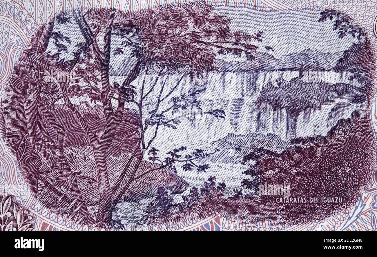 Chutes d'Iguazu sur l'Argentine 10 pesos (1976) macro de gros plan, plus grand système de cascades dans le monde, argent argentin gros plan Banque D'Images