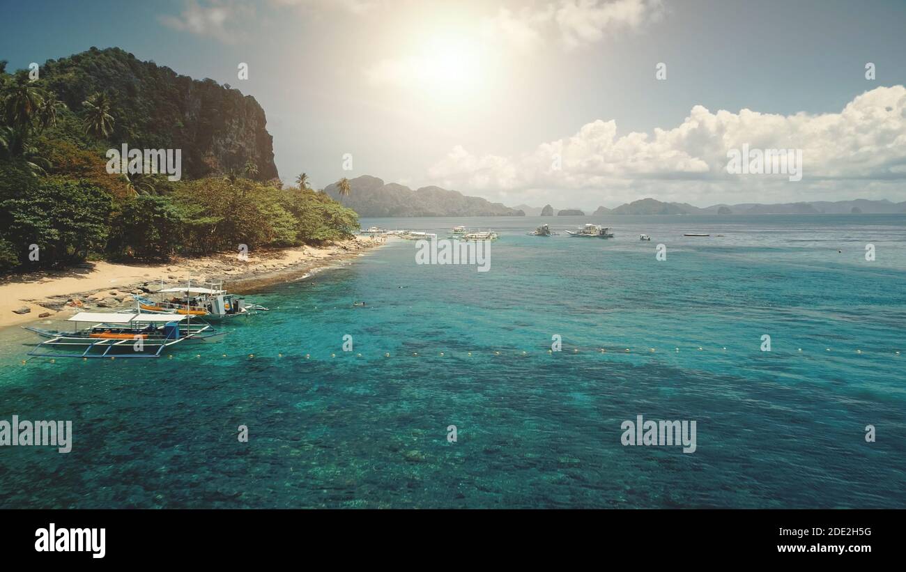 Plage de sable au soleil à l'antenne verte de l'île de montagne. Bateaux à passagers au paradis tropical isle nature paysage. Végétation incroyable plantes exotiques et arbres. Les gens admirent la croisière tropicale Banque D'Images