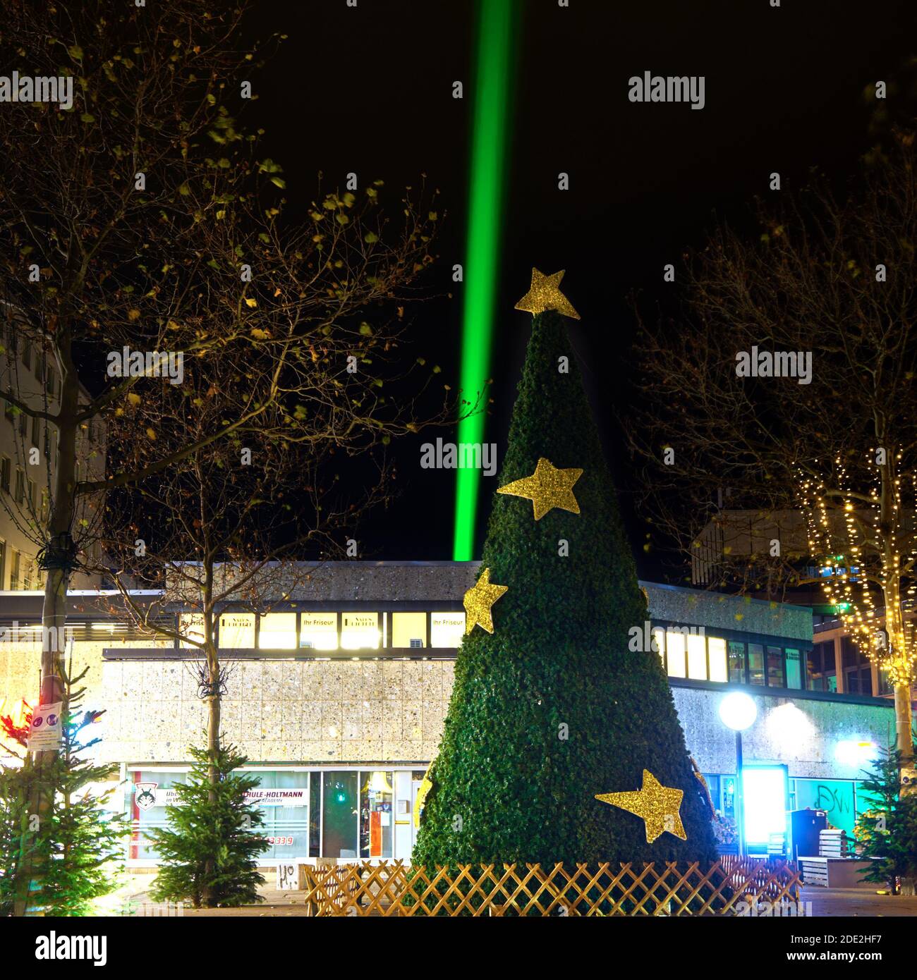 Wolfsburg, Allemagne, novembre 21., 2020: Faisceau laser à plus de 1.5 km à travers le centre-ville, signe d'optimisme dans Corona Lockdown, brille sur un résumé c Banque D'Images