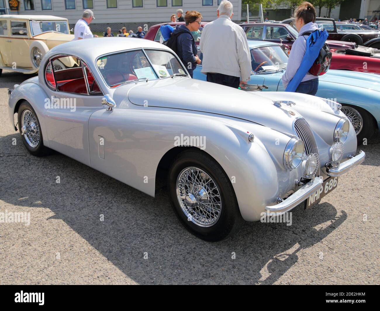Un coupé Jaguar XK120 FHC argenté de 1954 exposé à la journée familiale RAF Benson, Oxfordshire, Royaume-Uni Banque D'Images