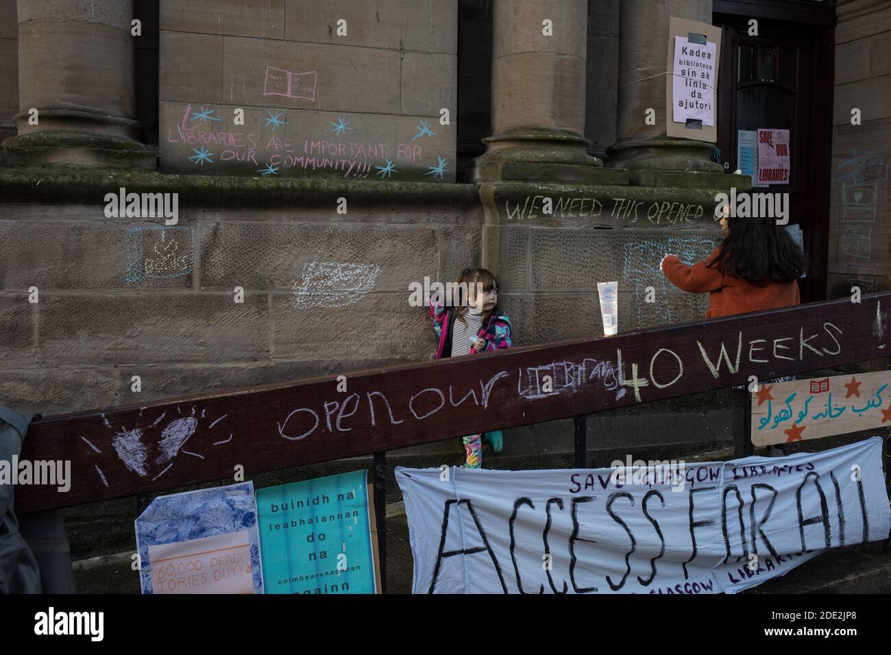 Glasgow, Écosse, Royaume-Uni, 28 novembre 2020. Les gens font campagne pour rouvrir la bibliothèque publique de Govanhill, dans le sud de la ville, qui est fermée depuis maintenant 40 semaines. Les militants maintiennent que les bibliothèques sont nécessaires pour l'éducation, pour les avantages en matière de santé mentale et pour les besoins plus vastes des communautés locales les plus diversifiées de la ville, pendant cette période sans précédent de la pandémie mondiale de santé Covid-19. On craint également que le conseil municipal utilise les fermetures temporaires pour maintenir les bibliothèques fermées de façon permanente. Environ 20 bibliothèques sont actuellement fermées à Glasgow. Photo Banque D'Images