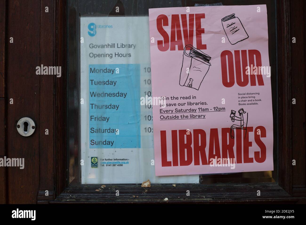 Glasgow, Écosse, Royaume-Uni, 28 novembre 2020. Les gens font campagne pour rouvrir la bibliothèque publique de Govanhill, dans le sud de la ville, qui est fermée depuis maintenant 40 semaines. Les militants maintiennent que les bibliothèques sont nécessaires pour l'éducation, pour les avantages en matière de santé mentale et pour les besoins plus vastes des communautés locales les plus diversifiées de la ville, pendant cette période sans précédent de la pandémie mondiale de santé Covid-19. On craint également que le conseil municipal utilise les fermetures temporaires pour maintenir les bibliothèques fermées de façon permanente. Environ 20 bibliothèques sont actuellement fermées à Glasgow. Photo Banque D'Images