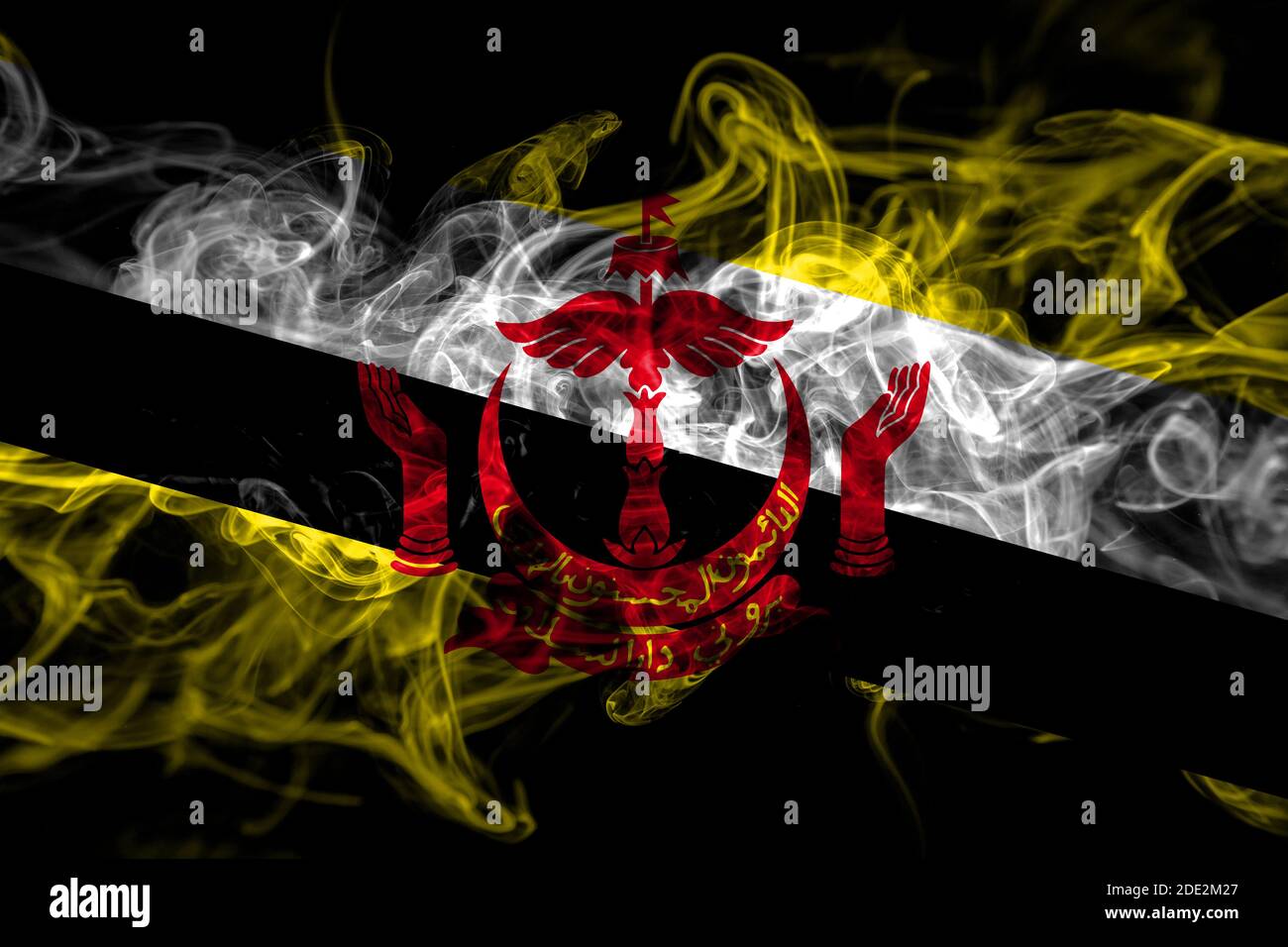 Brunei, drapeau de fumée brunéien isolé sur fond noir Banque D'Images