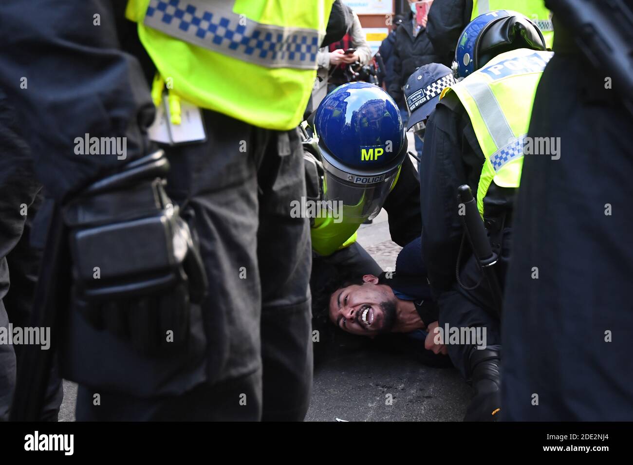 La police a emprisonné un homme lors d'une manifestation anti-verrouillage à Oxford Circus, Londres. Banque D'Images