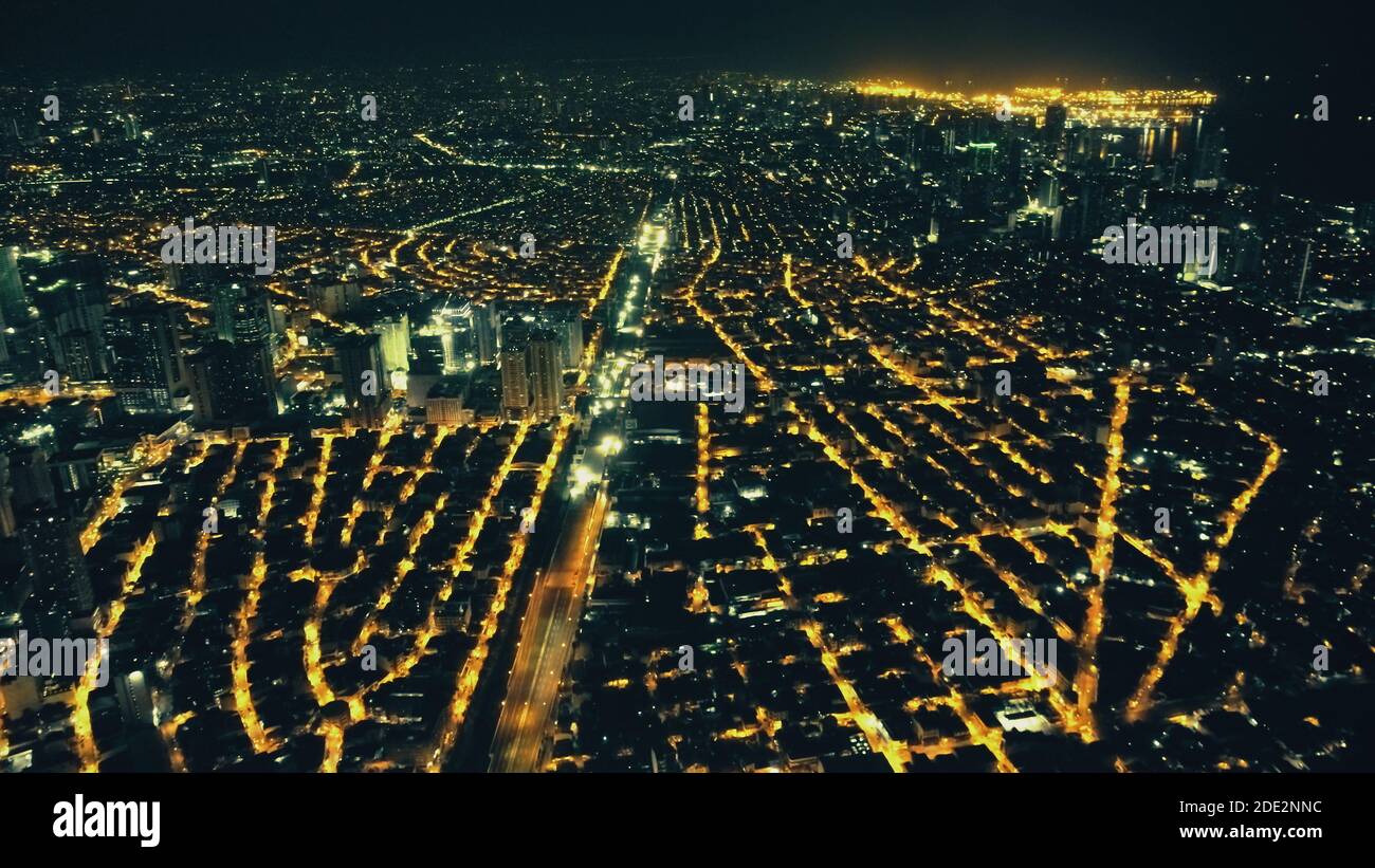 Paysage urbain aérien la nuit. Rues illuminées du centre-ville de Manille sur la route de la ville. Le transport urbain sur l'autoroute. Bâtiments modernes, gratte-ciel avec lumières au néon. Tir de dévoilement de drone Banque D'Images