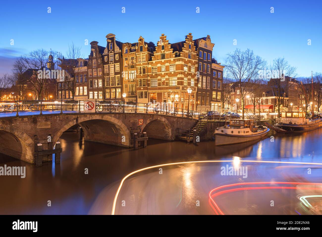 Amsterdam, Pays-Bas ponts et canaux au crépuscule. Banque D'Images