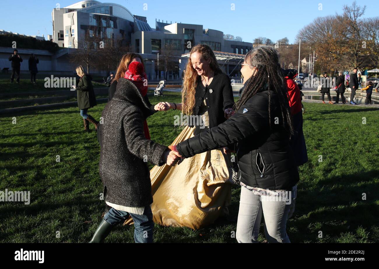 Les gens prennent part à un plafond devant le Parlement écossais lors d'une manifestation contre le Lockdown à Édimbourg. Onze régions locales de conseil en Écosse sont soumises aux restrictions de niveau 4 pour ralentir la propagation du coronavirus. Banque D'Images