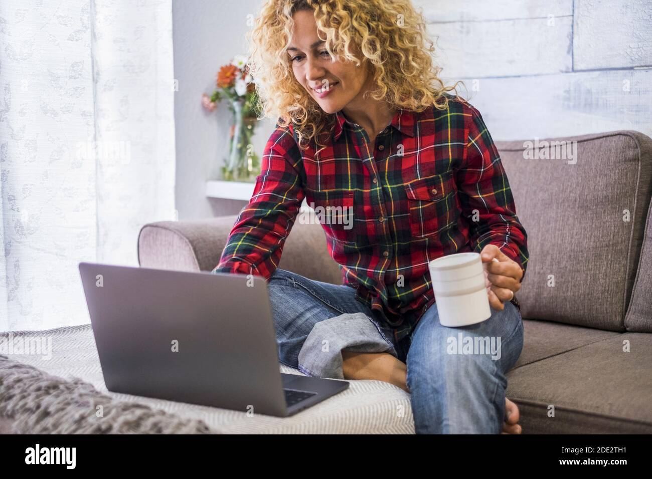 Beau portrait d'une femme travaillant avec un ordinateur portable à la maison - l'achat et l'activité d'emploi avec la technologie en ligne gratuitement les gens - assez féminine cauca Banque D'Images