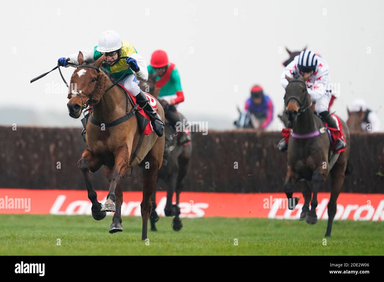 Cloth Cap, monté par Tom Scudamore (casquette blanche), est le dernier à remporter le Ladbrokes Trophy Chase à l'hippodrome de Newbury. Banque D'Images