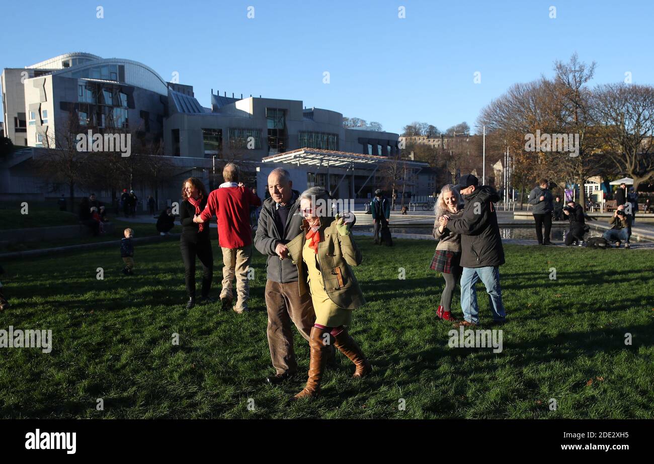 Les gens prennent part à un plafond devant le Parlement écossais lors d'une manifestation contre le Lockdown à Édimbourg. Onze régions locales de conseil en Écosse sont soumises aux restrictions de niveau 4 pour ralentir la propagation du coronavirus. Banque D'Images