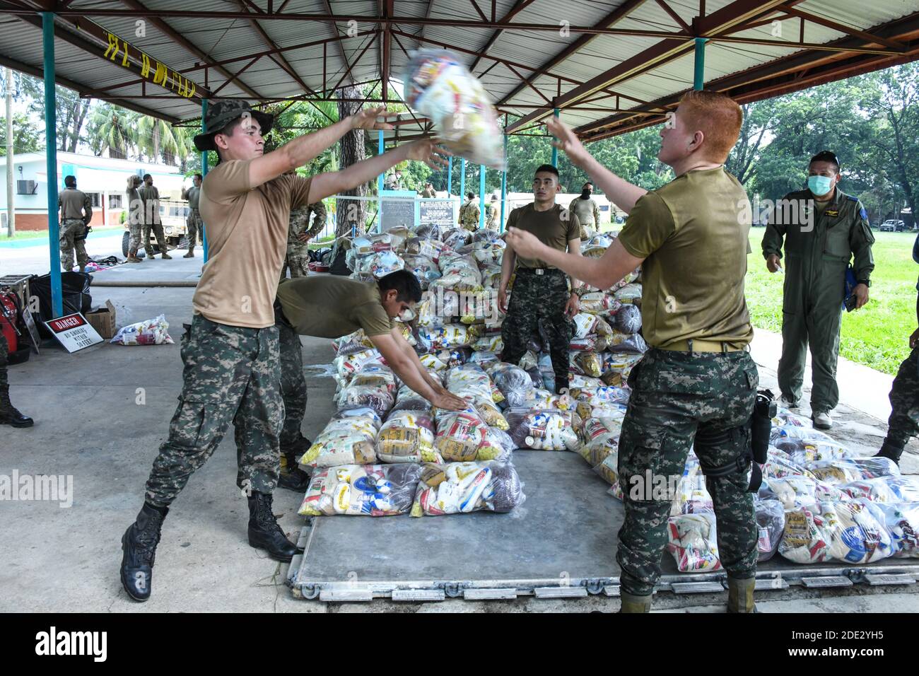 Les soldats honduriens palletize des fournitures salvantes à charger pour livraison par des hélicoptères de l'armée américaine à la suite d'un ouragan massif le 11 novembre 2020 à San Pedro Sula, au Honduras. L'ouragan ETA a balayé l'Amérique centrale en détruisant de grandes parties de la côte et en inondant les routes. Banque D'Images