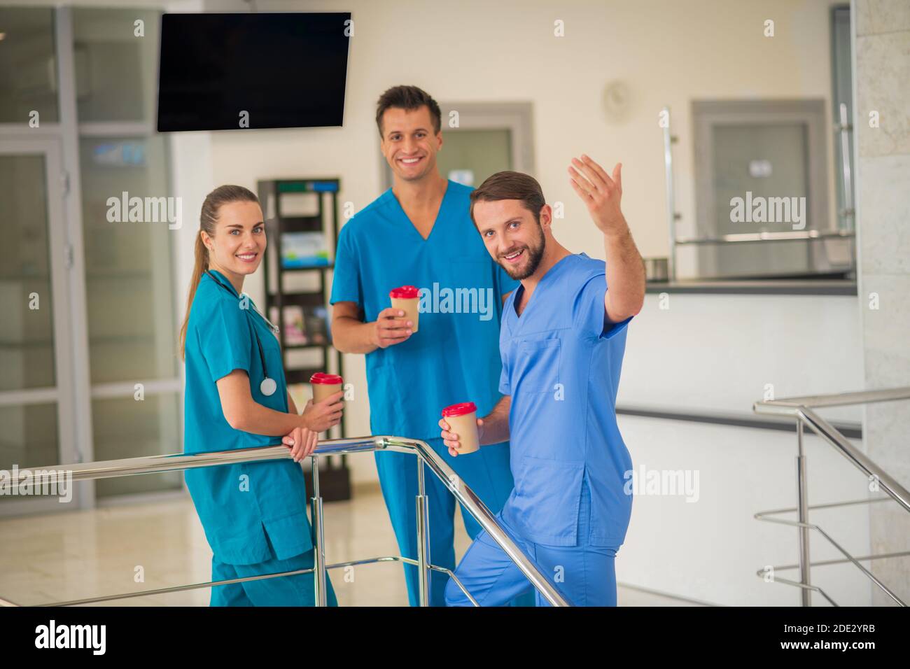 Travailleurs médicaux ayant une pause-café et se sentant bien Banque D'Images