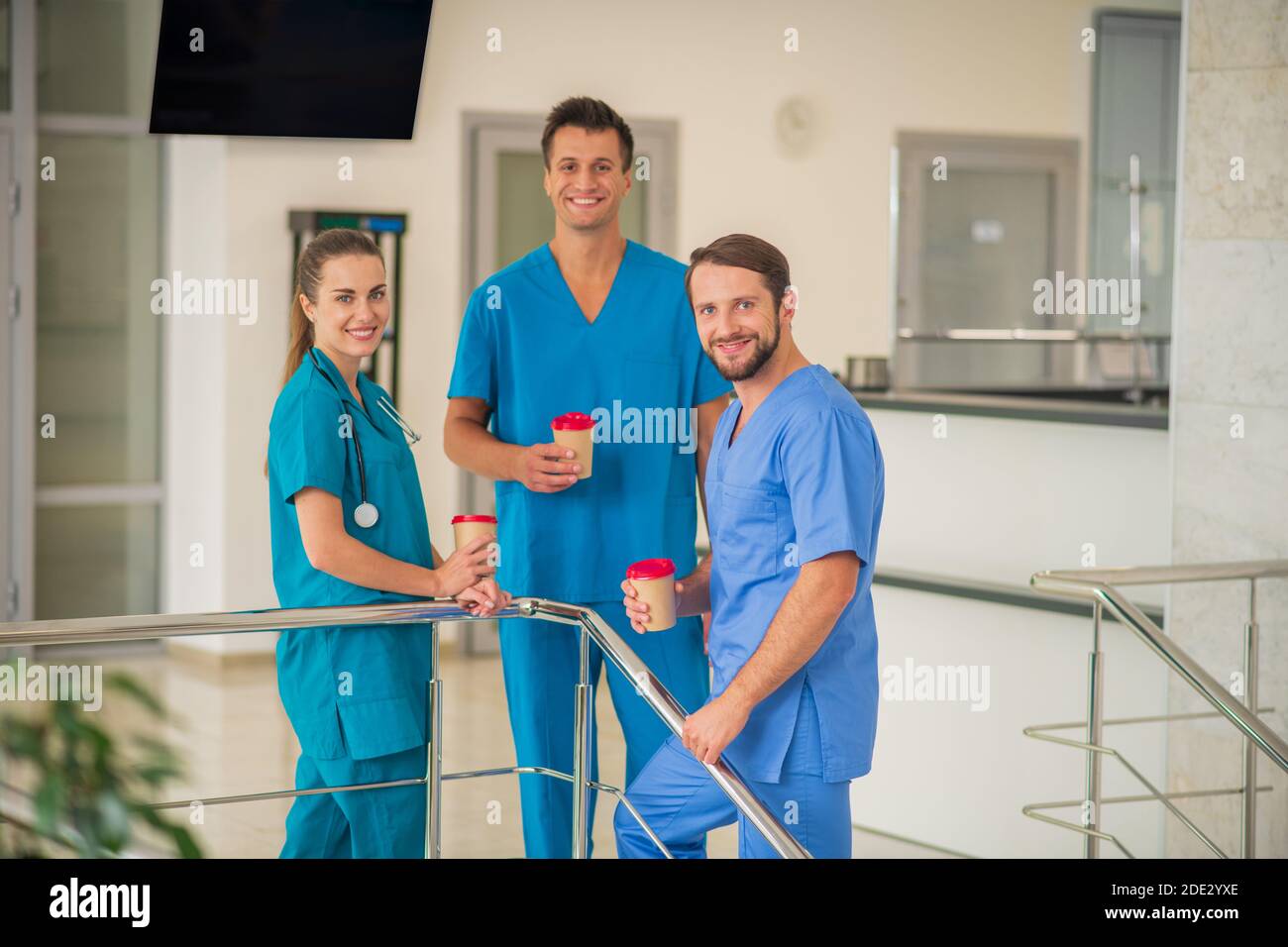Travailleurs médicaux ayant une pause-café et se sentant bien Banque D'Images