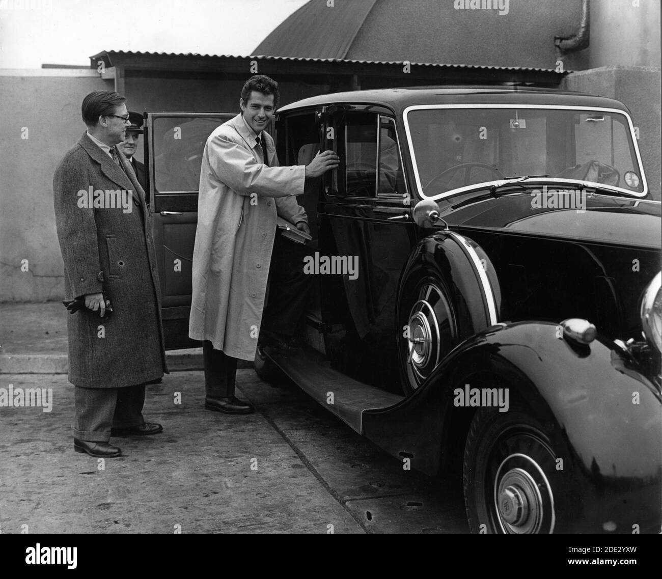 GORDON SCOTT quitte l'aéroport de Londres avec le producteur JOHN CROYDON dans une voiture avec chauffeur à son arrivée des États-Unis pour faire DE TARZAN ET LE RÉALISATEUR de LOST SAFARI 1957 H. BRUCE HUMBERSTONE basé sur des personnages créés par Edgar Rice Burroughs Solar film Productions - Metro Goldwyn Mayer Banque D'Images GORDON SCOTT quitte l'aéroport de Londres avec le producteur JOHN CROYDON dans une voiture avec chauffeur à son arrivée des États-Unis pour faire DE TARZAN ET LE RÉALISATEUR de LOST SAFARI 1957 H. BRUCE HUMBERSTONE basé sur des personnages créés par Edgar Rice Burroughs Solar film Productions - Metro Goldwyn Mayer Banque D'Images