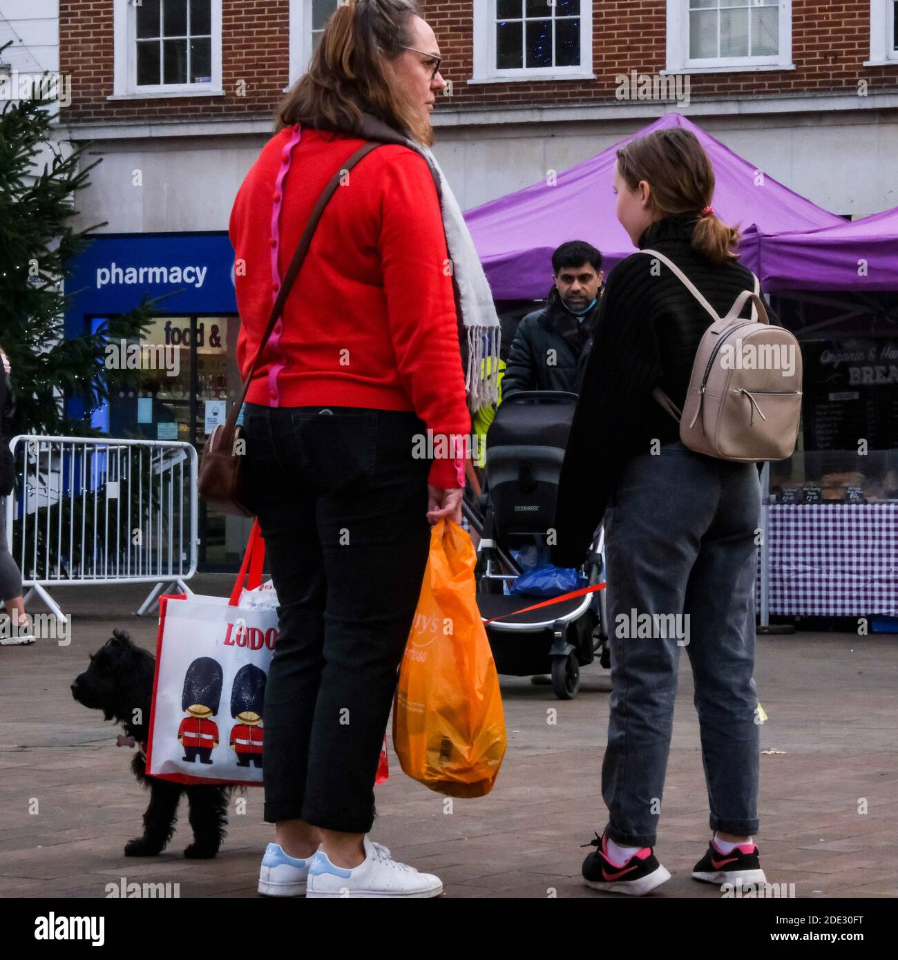 Londres, Royaume-Uni, novembre 28 2020, petit groupe de personnes attendant en ligne sur UNE place du marché pendant le verrouillage COVID-19 Banque D'Images