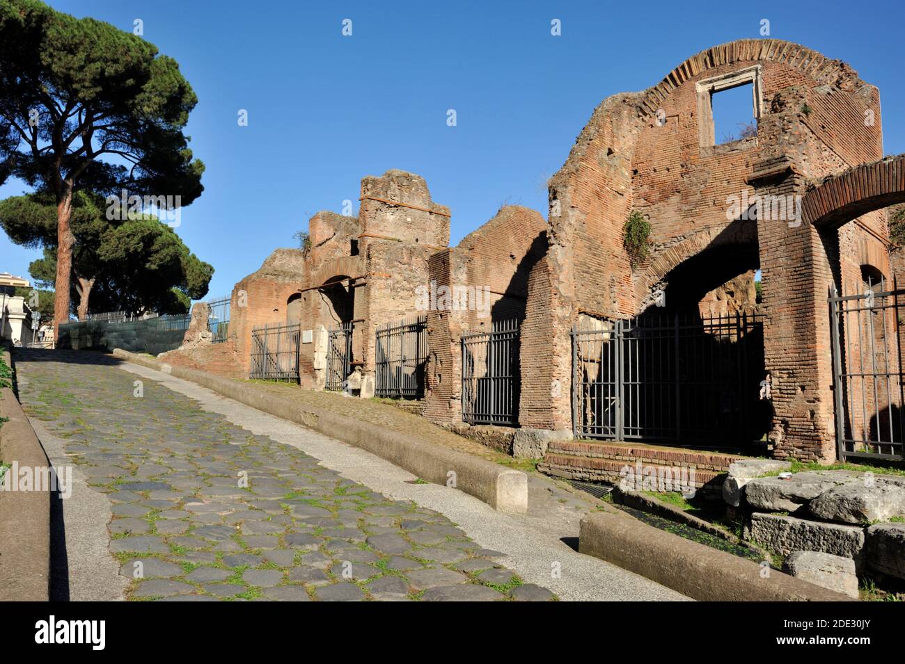 Ancienne rue pavée romaine et Forum de César, Clivo Argentario, Rome, Italie Banque D'Images