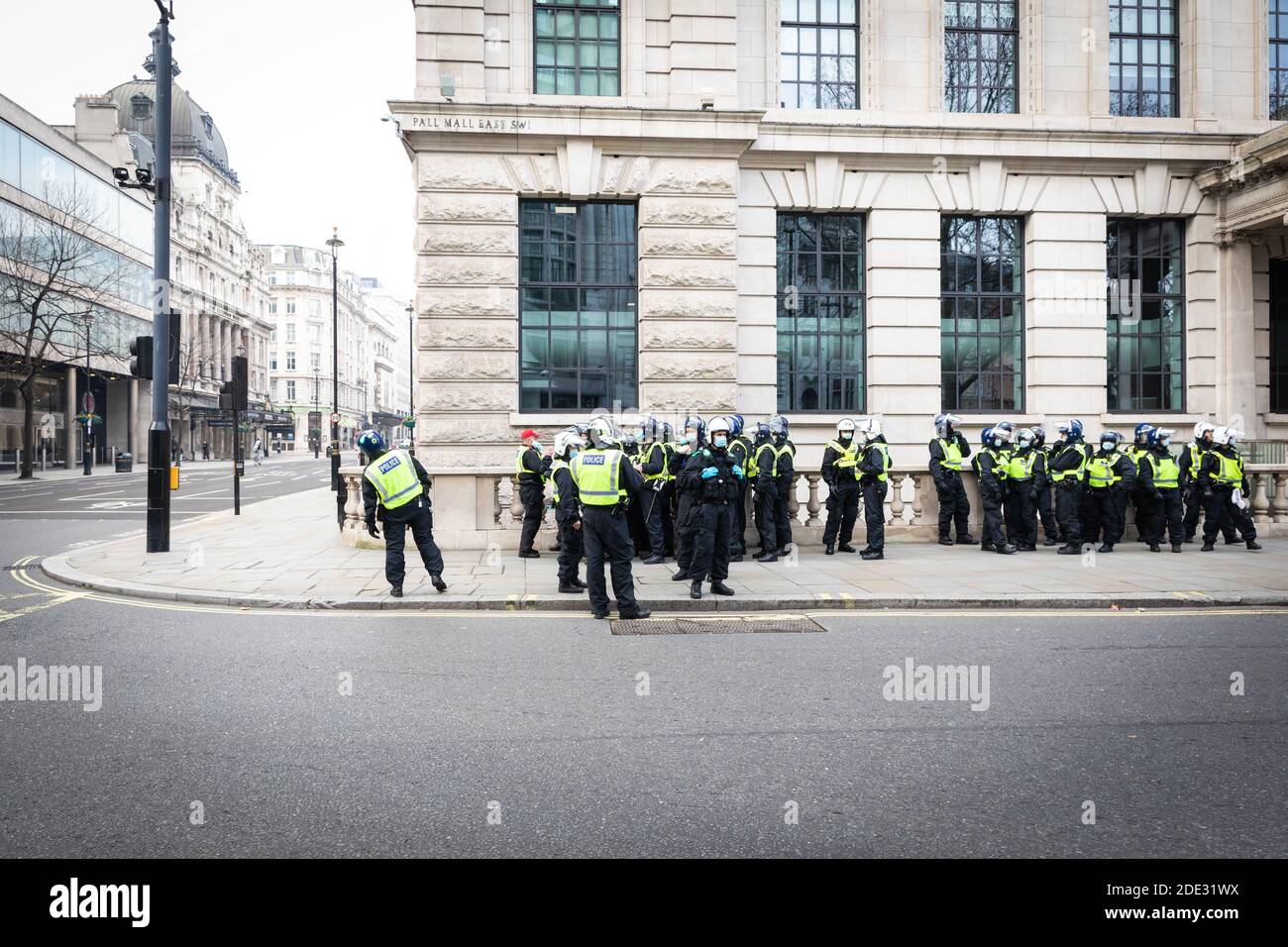 Londres, Royaume-Uni. 28 novembre 2020. La POLICE MET attend au coin de la rue pour une marche de confinement à l'approche de Piccadilly Circus. Le mouvement Save Our Rights a organisé le rassemblement pour unir les peuples pour la liberté, la justice et pour développer une véritable démocratie qu'ils considèrent comme menacée par la loi sur le coronavirus. Credit: Andy Barton/Alay Live News Banque D'Images