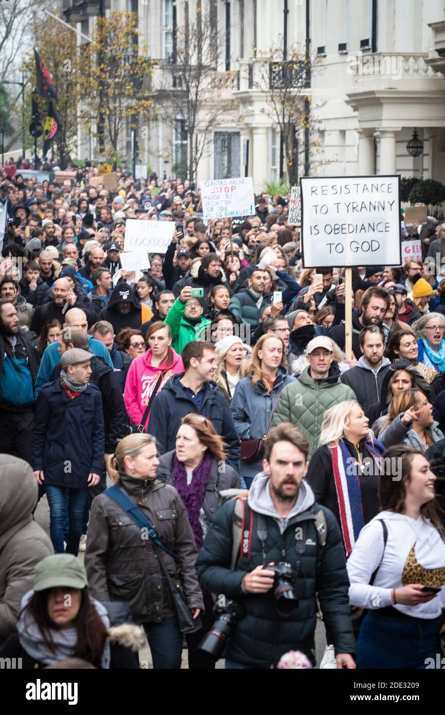 Londres, Royaume-Uni. 28 novembre 2020. Les manifestants défilant de Marble Arch à travers la ville. Le mouvement Save Our Rights a organisé le rassemblement pour unir les peuples pour la liberté, la justice et pour développer une véritable démocratie qu'ils considèrent comme menacée par la loi sur le coronavirus. Credit: Andy Barton/Alay Live News Banque D'Images