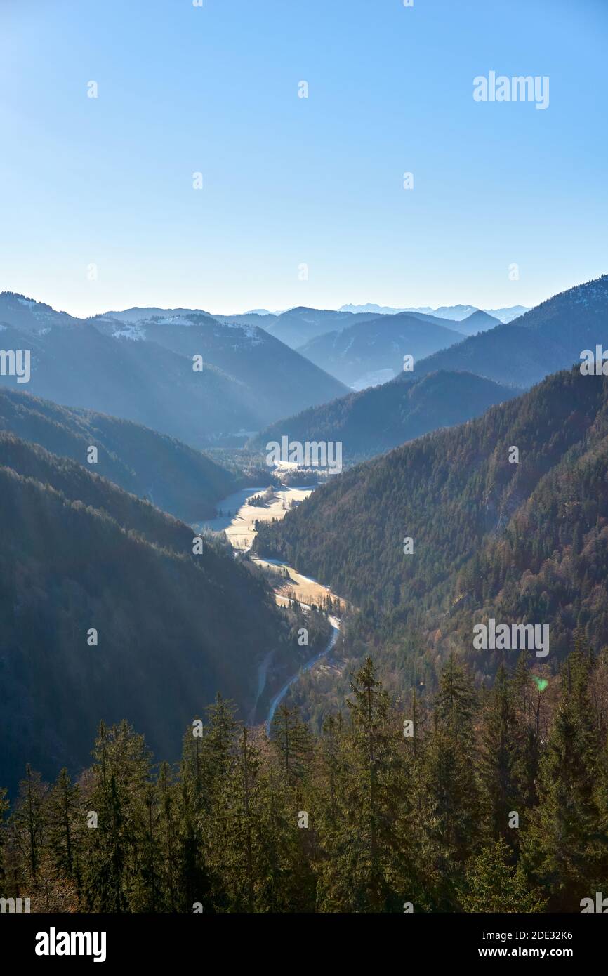Vallée pittoresque dans les alpes Banque D'Images