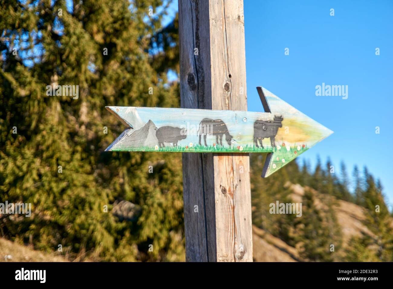 Panneau alpin avec animaux représentés Banque D'Images