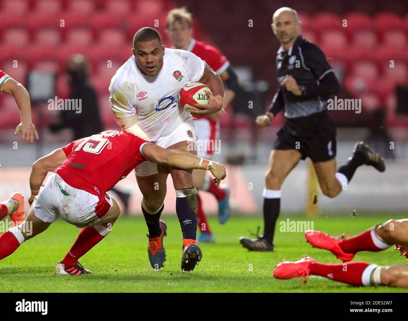 Le Kyle Sinckler, en Angleterre, est attaqué par Leigh Halfpenny, au pays de Galles, lors du match de la coupe des nations d'automne au parc y Scarlets, au pays de Galles. Banque D'Images