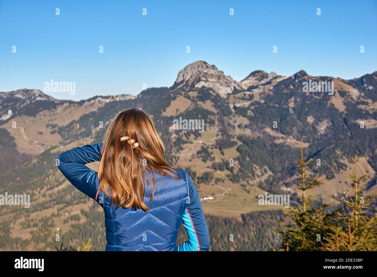 Femme brune aux cheveux sur une montagne Banque D'Images