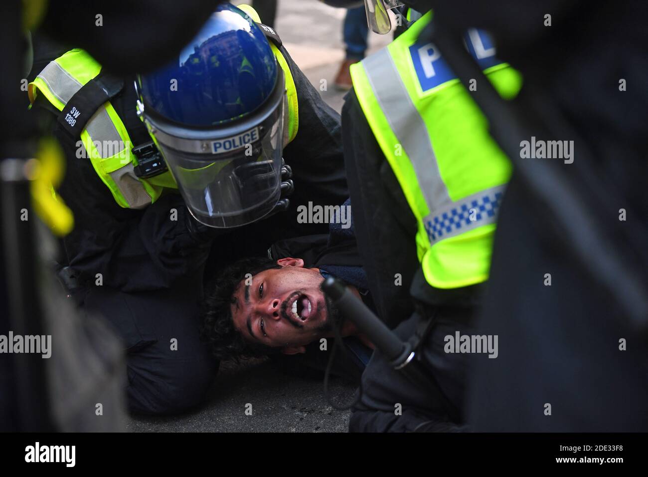 La police a emprisonné un homme lors d'une manifestation anti-verrouillage à Oxford Circus, Londres. Banque D'Images