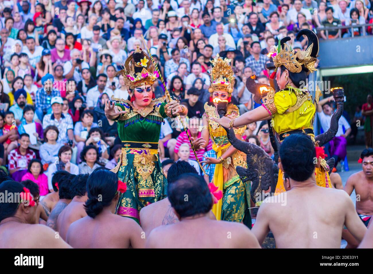 Un spectacle de danse tari kecak à Uluwatu, Bali, Indonésie Banque D'Images