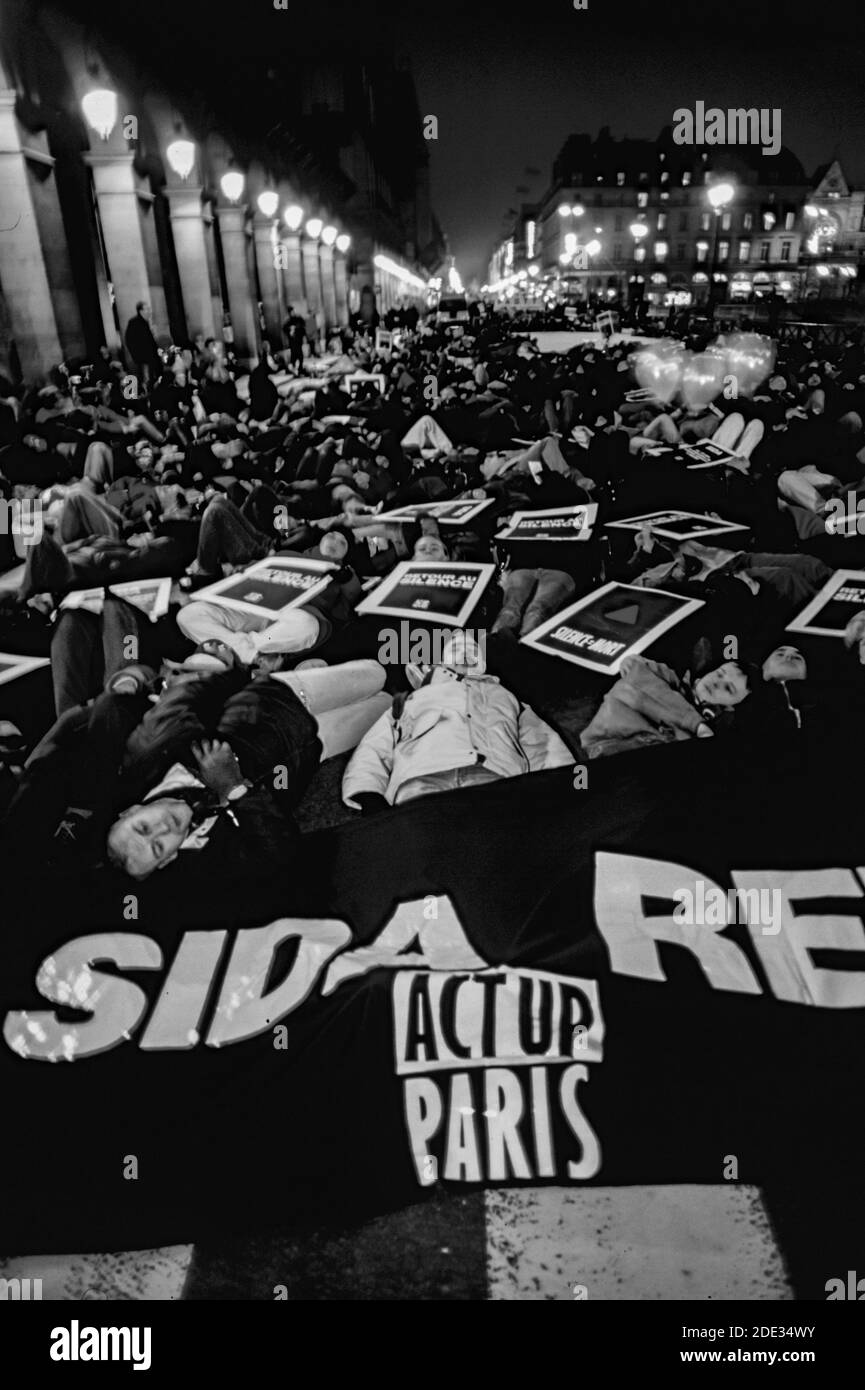 Paris, France, une foule de militants du sida protestant en étant couché sur la rue, pendant la Journée mondiale du sida, 1998 Banque D'Images