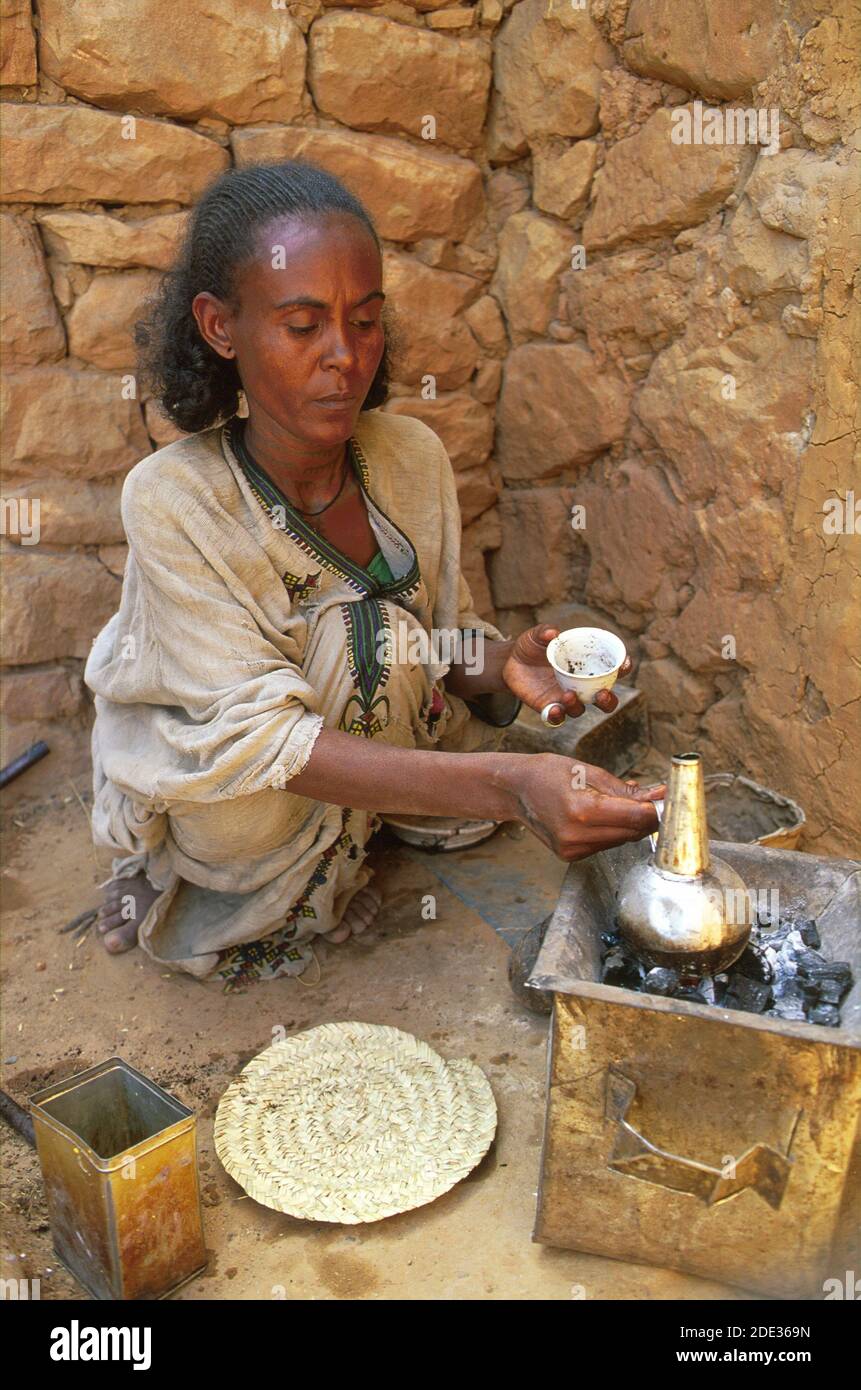 Portrait d'une femme du Tigrayan qui fait du café de manière traditionnelle. Mekelle, Tigray, Éthiopie Banque D'Images