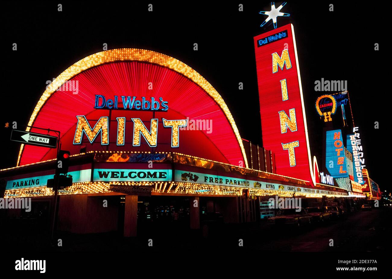 Les néons et autres lumières colorées ont fait ressortir ces panneaux extérieurs pour les casinos et les hôtels la nuit et pendant la journée le long de Fremont Street, le centre-ville original pour les jeux et les bons moments à Las Vegas, Nevada, Etats-Unis. Le casino Mint a été ouvert en 1957 mais n'existe plus. Depuis que cette photographie historique a été prise en 1983, Fremont St. a été couvert d'une voûte qui est le plus long écran vidéo au monde et présente un spectacle son et lumière en hauteur aux visiteurs dans la rue piétonne en dessous. Les lumières lumineuses des enseignes au néon sont apparues pour la première fois à Las Vegas en 1929. Banque D'Images