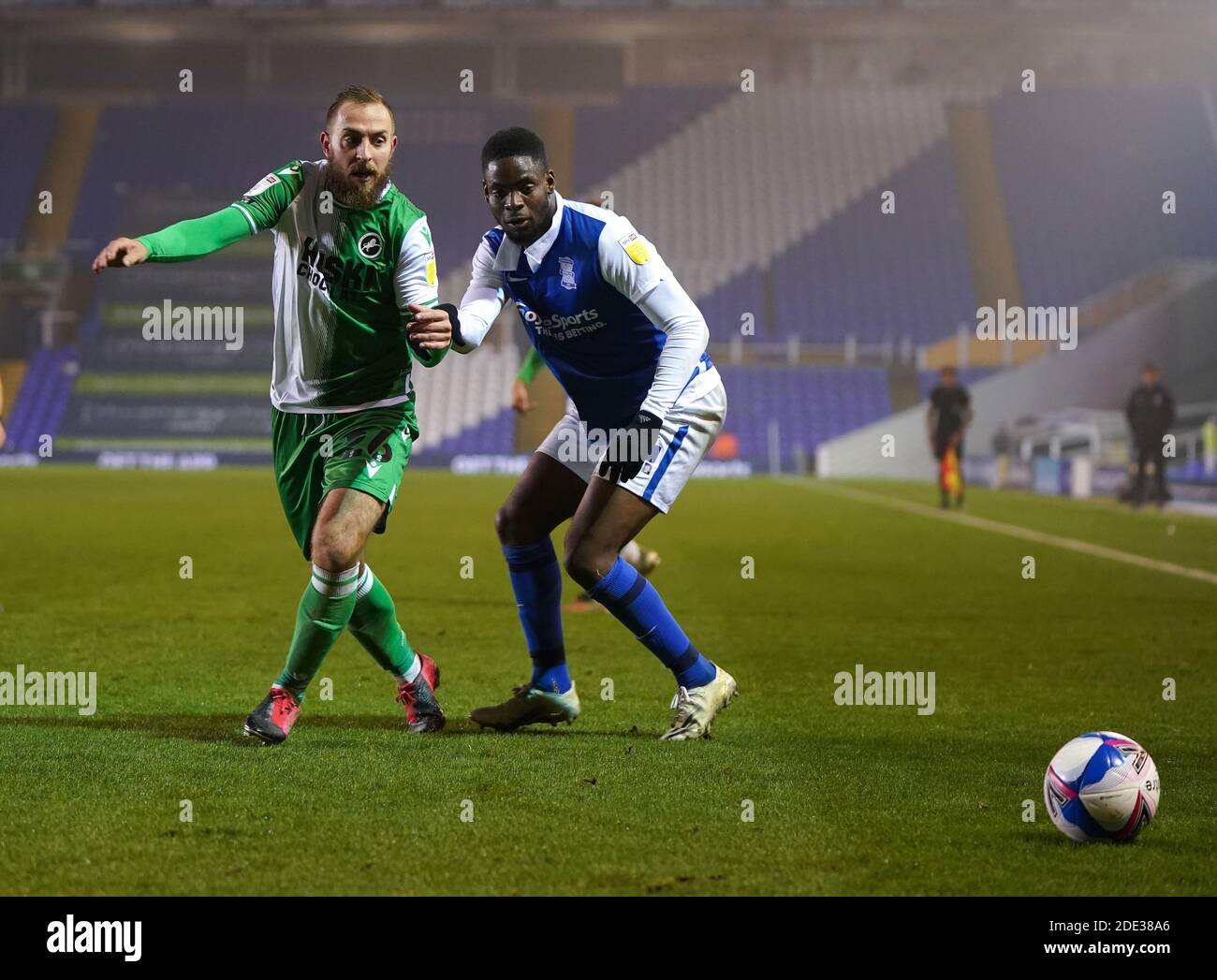 Jonathan Leko de Birmingham City (à droite) et Jiri Skalak de Millwall se battent pour le ballon lors du match du championnat Sky Bet au stade des trophées de St Andrew's trillion, à Birmingham. Banque D'Images