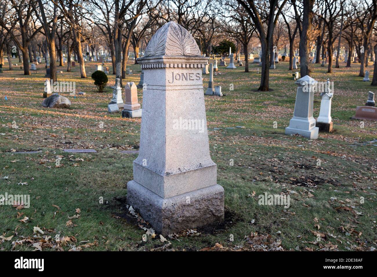 Tombe du monument Harry Wild Jones de l'architecte dans le cimetière de Lakewood, Minneapolis, Minnesota. Le monument a un cornice architectural, dentil Banque D'Images