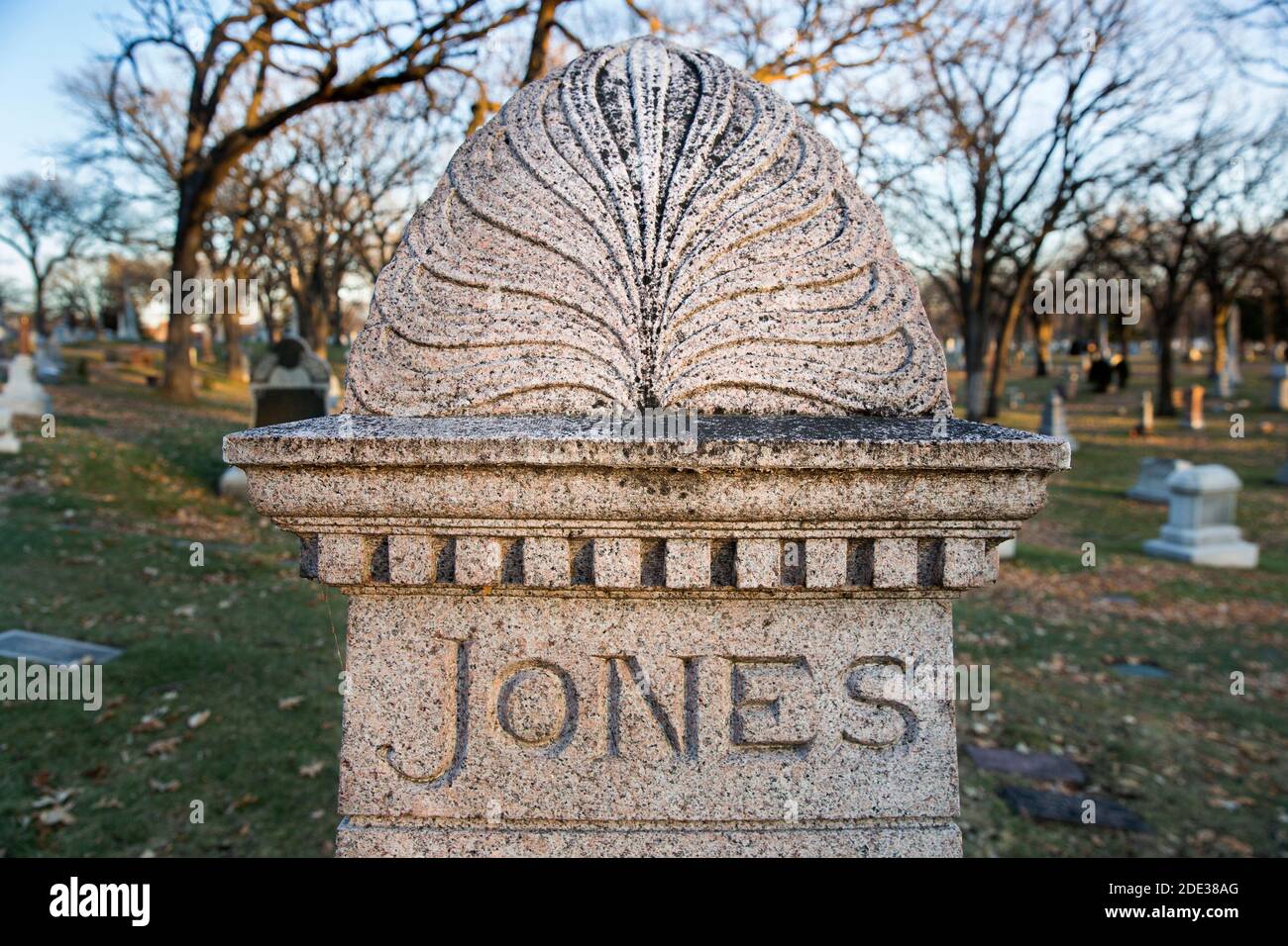 Détail de l'architecte Harry Wild Jones monument avec un cornice architectural, des moulures de dentil, et sculpture d'art décoratif dans le cimetière de Lakewood, mi Banque D'Images
