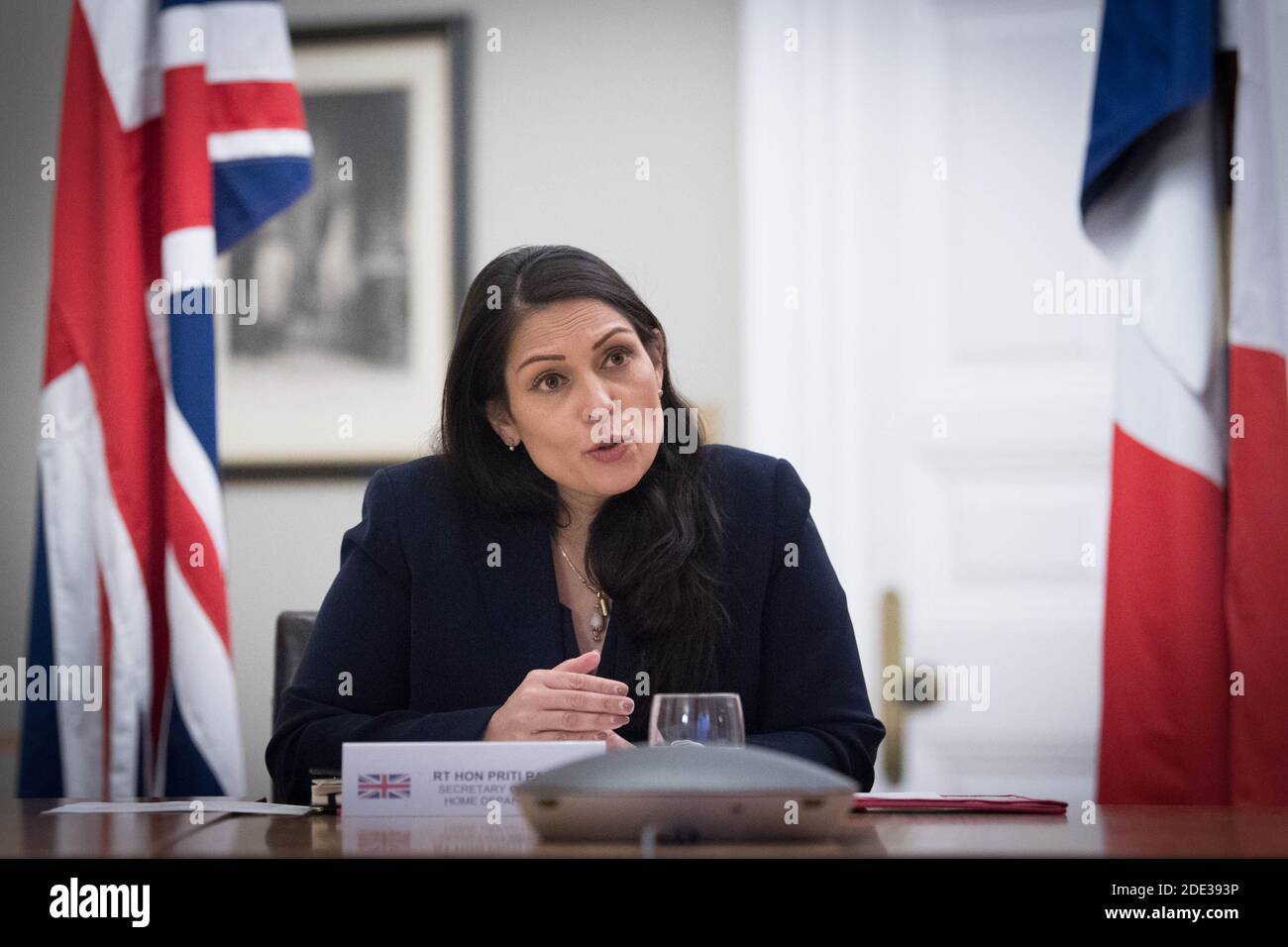 Priti Patel, ministre de l'intérieur, au siège social du centre de Londres, où elle a signé un nouvel accord avec son homologue français Gerald Darmanin visant à réduire le nombre de migrants traversant la Manche en petits bateaux. Banque D'Images