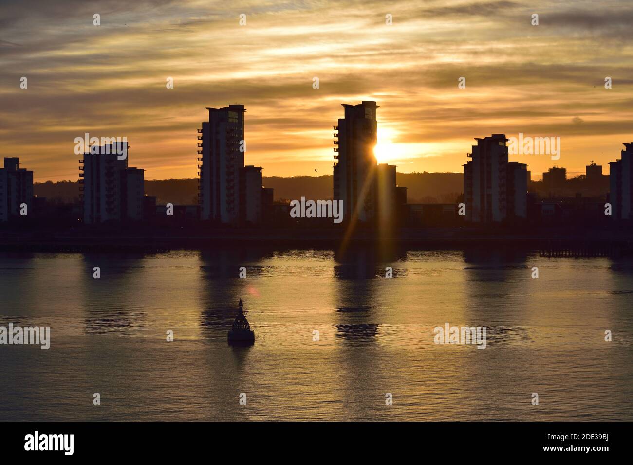 Lever de soleil doré avec des appartements en hauteur à côté de la Tamise À Londres Banque D'Images