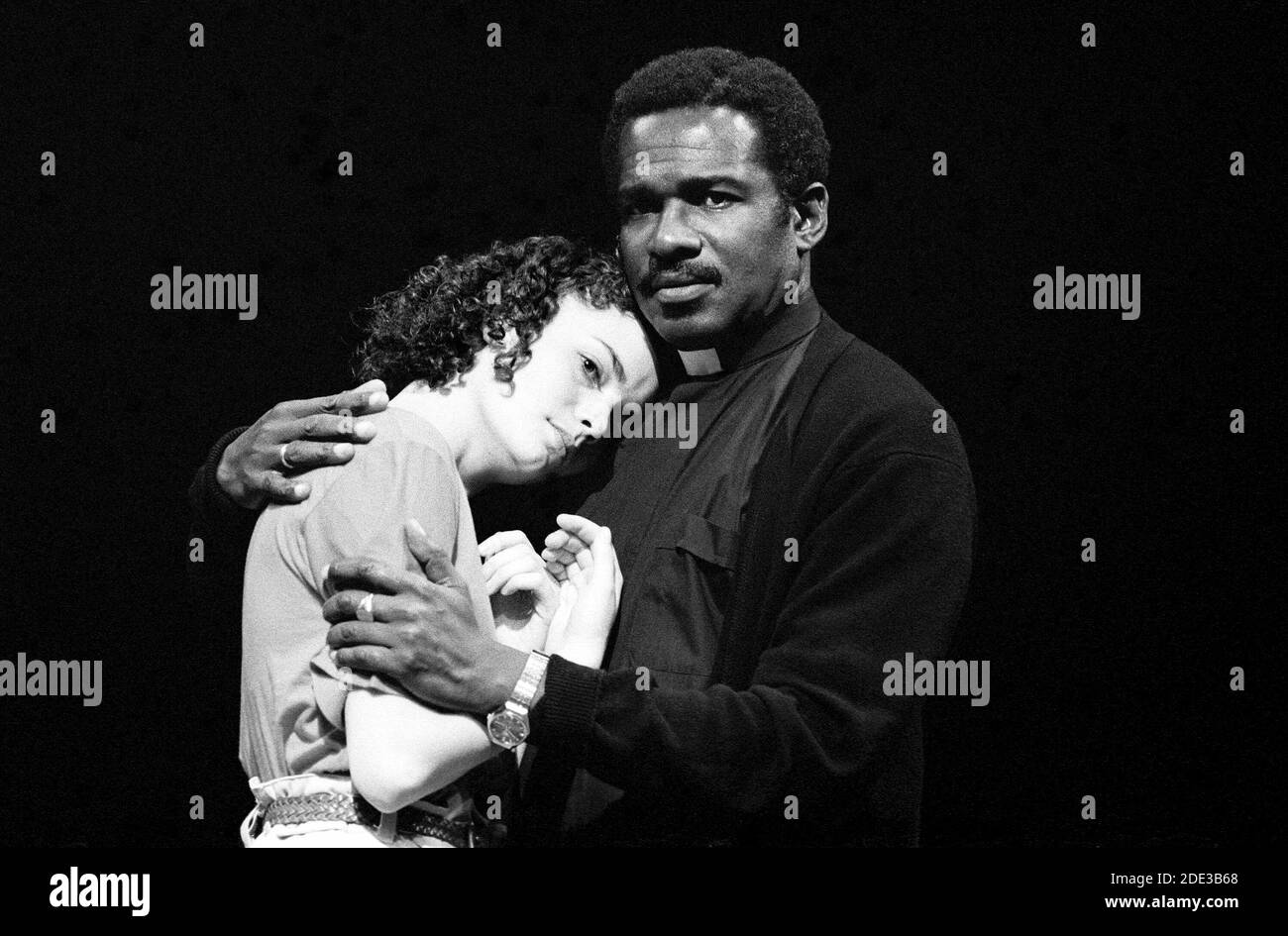 Sarah-Jane Fenton (Juliet), Rudolph Walker (Friar Laurence) à ROMEO ET JULIET par Shakespeare au Young Vic Theatre, Londres SE1 26/10/1987 conception: Fran Thompson éclairage: Paul Denby réalisateurs: David Thacker & Jeremy Bell Banque D'Images