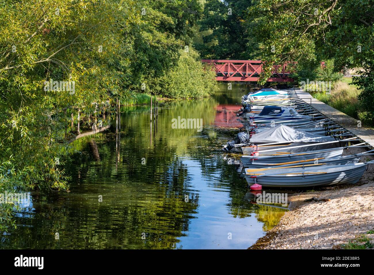 Un petit bateau près d'une rivière. Photo de Ringsjon, comté de Scania, Suède Banque D'Images