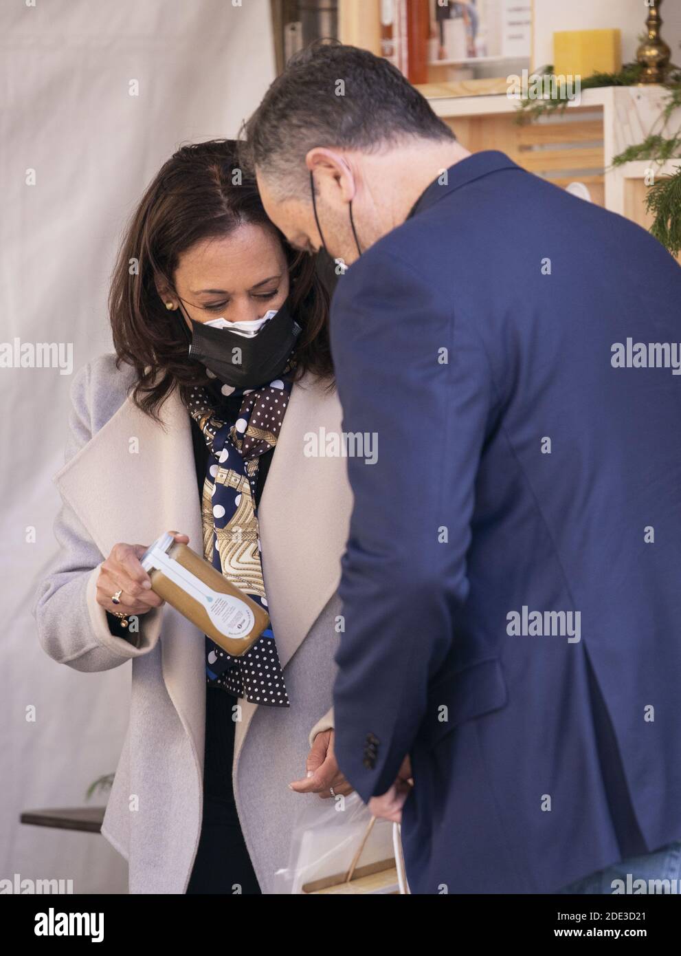 Washington, États-Unis. 28 novembre 2020. Le vice-président élu Kamala Harris et son mari Doug Emhoff magasin au Downtown Holiday Market le samedi 28 novembre 2020, à Washington, DC, pour les petites entreprises. Photo de Kevin Dietsch/UPI crédit: UPI/Alay Live News Banque D'Images