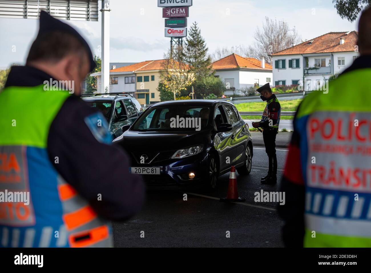 Les policiers questionner les conducteurs sur leur destination et la raison de leur départ en raison des nouvelles règles définies par le gouvernement à Porto, Portugal, le 28 novembre 2020. Le Portugal compte 4868 cas de plus et 87 décès. Banque D'Images